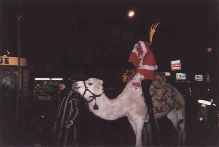Pere Noel sur dromadaire devant Lavomatique 